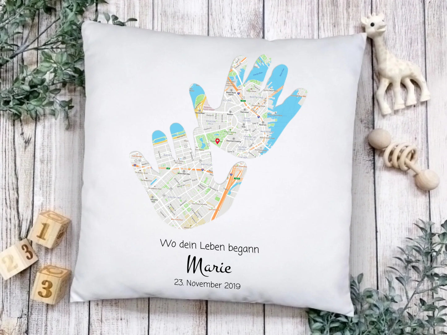Geburtsgeschenk & Taufgeschenk | Babykissen Geschenk | Babygeschenk Kinder Kissen im Koordinaten
Stadtkarte Design | Hände