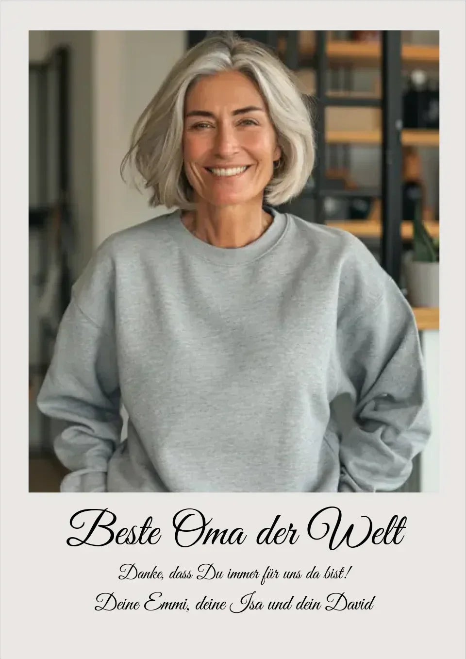 Lächelnde ältere Frau im grauen Pullover, Poster mit Aufschrift 'Beste Oma der Welt', Geschenkidee für Familie.