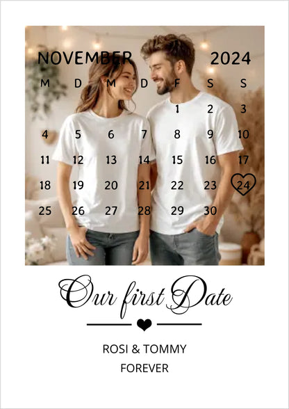 "OUR FIRST DATE" Kalender Fotoposter für Paare | Personalisiertes Geschenk Valentinstag | Hochzeitstag | Jahrestag