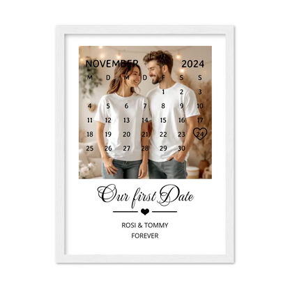 "OUR FIRST DATE" Kalender Fotoposter für Paare | Personalisiertes Geschenk Valentinstag | Hochzeitstag | Jahrestag