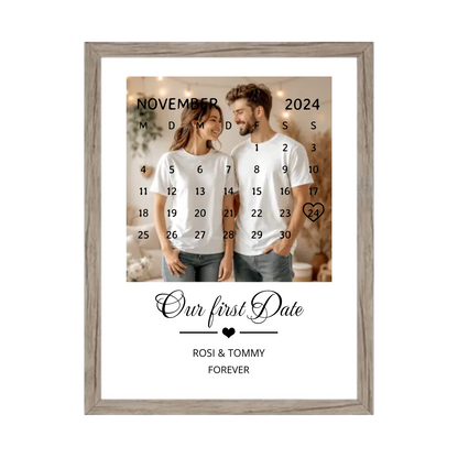 "OUR FIRST DATE" Kalender Fotoposter für Paare | Personalisiertes Geschenk Valentinstag | Hochzeitstag | Jahrestag