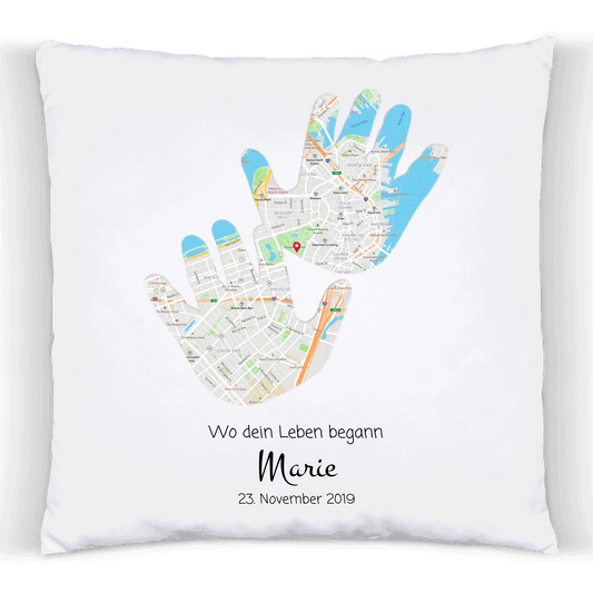Geburtsgeschenk & Taufgeschenk | Babykissen Geschenk | Babygeschenk Kinder Kissen im Koordinaten 
Stadtkarte Design | Hände